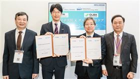 工研院與日本OLBA Healthcare Holdings簽署策略合作協議，象徵臺日攜手推進醫療創新與市場共拓，期盼更多臺灣優質醫材進入日本體系，強化供應鏈韌性並拓展亞太與全球市場。左起為台北駐日經濟文化代表處大使李逸洋、OLBA Healthcare Holdings社長前島洋平、工研院副總暨生醫與醫材研究所所長莊曜宇、臺灣醫療暨生技器材工業同業公會理事長李永川。（圖／工研院提供） 
