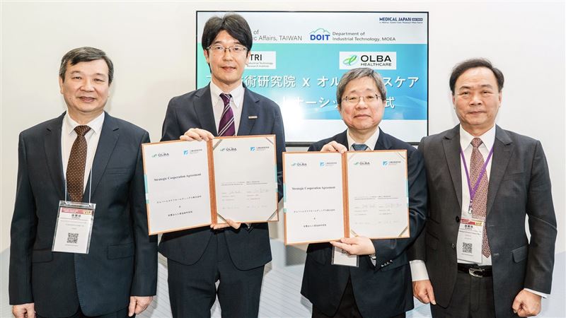 工研院與日本OLBA Healthcare Holdings簽署策略合作協議，象徵臺日攜手推進醫療創新與市場共拓，期盼更多臺灣優質醫材進入日本體系，強化供應鏈韌性並拓展亞太與全球市場。左起為台北駐日經濟文化代表處大使李逸洋、OLBA Healthcare Holdings社長前島洋平、工研院副總暨生醫與醫材研究所所長莊曜宇、臺灣醫療暨生技器材工業同業公會理事長李永川。（圖／工研院提供）