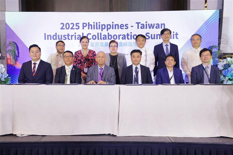 2025臺菲產業鏈結高峰論壇在馬尼拉盛大舉辦-簽訂3項產業合作備忘錄。（圖／經濟部提供）