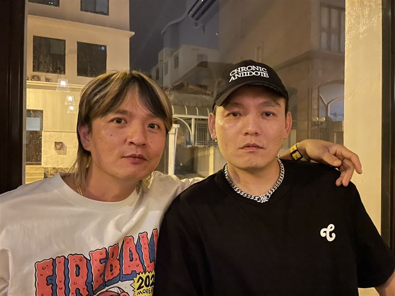 滅火器吉他手宇辰EmptyORio（左），以及玖壹壹春風EO（右）在澎湖合體。（圖／夥球擊提供）
