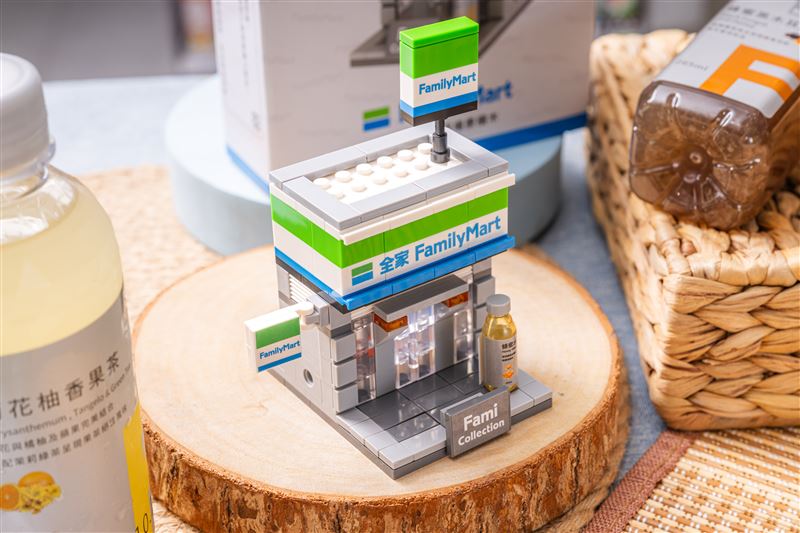 任選3件FamiCollection飲品再加59元，袖珍版「全家」立體造型積木立刻帶回家。（圖／品牌業者提供）