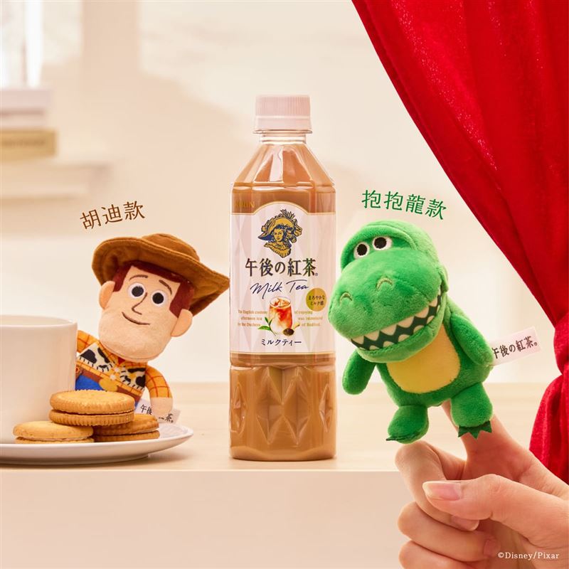 此次聯名採用角色禮盒包裝設計，分別搭配濃厚「午後奶茶」與清爽「無糖紅茶」，讓幸福與回憶悄悄裝進每一個午後時光。（圖／品牌業者提供）