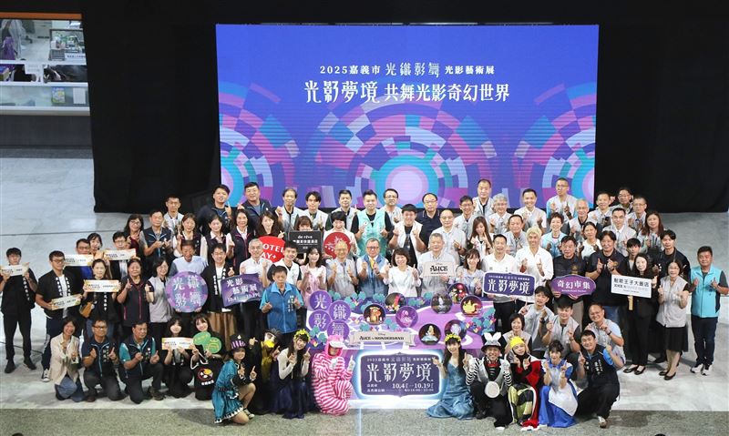 光織影舞 10/4北香湖登場，奇幻入口帶您走進光影夢境。（圖／嘉義市政府提供）