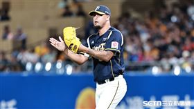 中職36年例行賽，中信兄弟投手韋禮加拍手激勵隊友。（圖／記者劉彥池攝影）