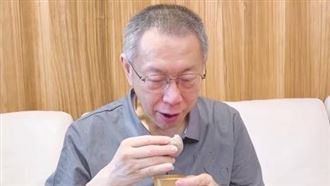 柯文哲大嗑館長月餅　稱監獄食物只為生存