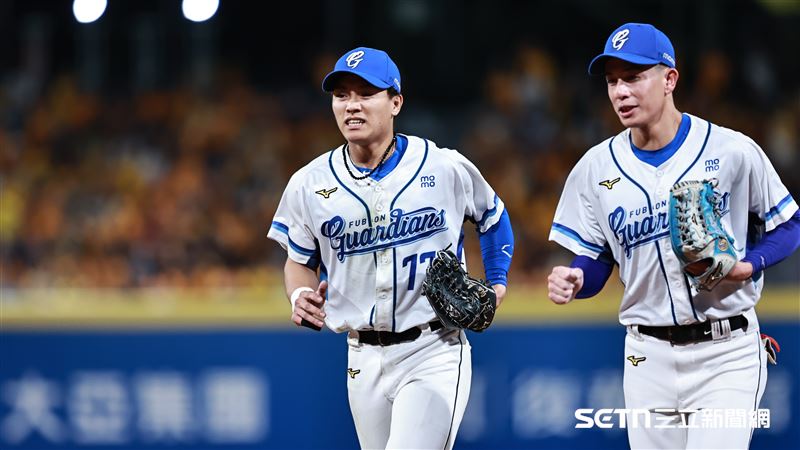中職36年例行賽，富邦悍將中外野手周佳樂美技沒收岳政華擊出的深遠飛球。（圖／記者劉彥池攝影）