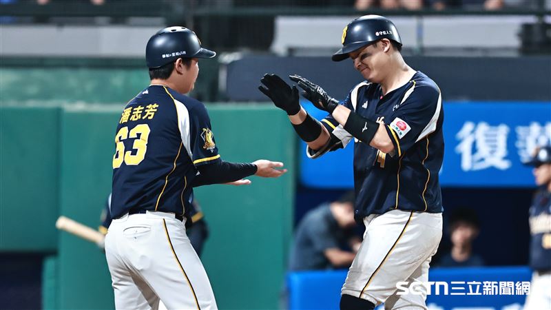 中職36年例行賽，中信兄弟一壘手許基宏炸裂陽春砲。（圖／記者劉彥池攝影）