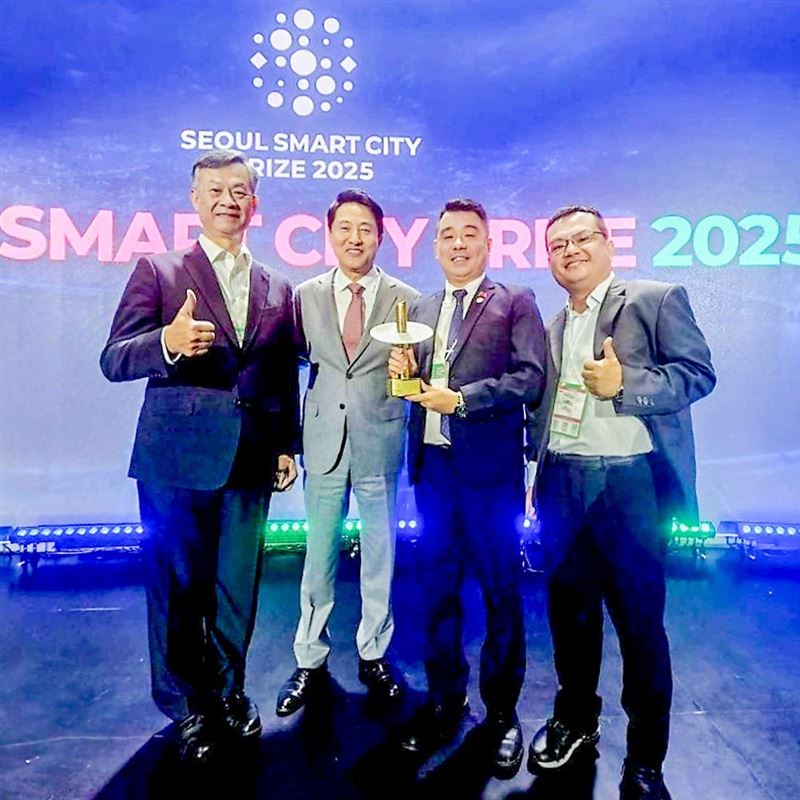 桃園市副秘書長金志聿(右二)於首爾智慧城市大獎（Seoul Smart City Prize 2025），頒獎典禮與首爾市長(左二)合影。（圖／桃園市政府提供）
