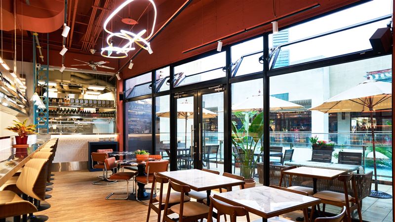 地中海料理餐廳進駐林口購物中心，採用地中海風格設計。（圖／吐司利亞提供）