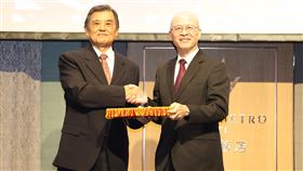 中華文化教育暨體育交流促進會（簡稱促進會）1日舉行理事長交接典禮，任期屆滿的第四屆理事長李述藺卸任，由前體育署署長何卓飛接任第五屆理事長。（圖／促進會提供）
