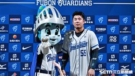 中職36年例行賽，富邦悍將6：5贏球阻止中信兄弟拋彩帶，敲出追平安的魏全獲選單場MVP。（圖／記者劉彥池攝影）