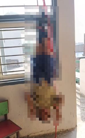 印度一所公立學校，驚傳學生因不寫作業而被倒吊。（圖／翻攝自X）