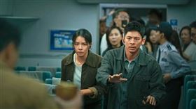 林柏宏（右）與宋芸樺（左）在《96分鐘》飾演夫妻，兩人一起處理炸彈危機。（華影國際提供）