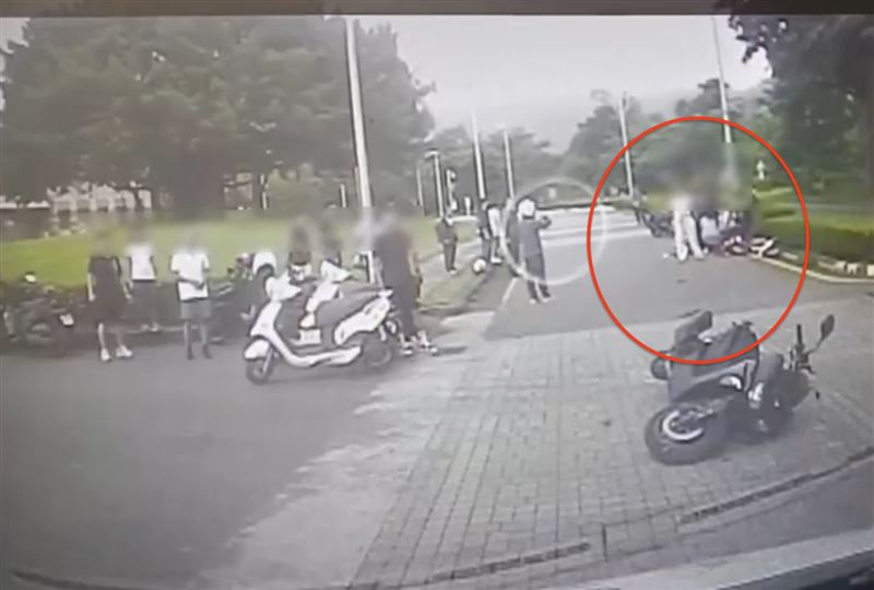 18歲男大生在校內發生車禍，當場沒生命跡象。（圖／翻攝畫面）
