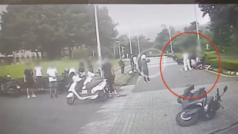 邱男趴在地上一動也不動，後續騎車路過的學生見狀，連忙停下來協助報警。（圖／翻攝畫面）