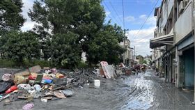 花蓮縣府重大災害捐款　堰塞湖災害專戶逾億元花蓮馬太鞍溪堰塞湖溢流重創光復鄉重，受災戶逾1500戶。花蓮縣政府設有重大災害捐款專戶，指定給堰塞湖災害，截至30日已累積超過新台幣1億元。圖為災民清出家中廢棄物暫置路旁。中央社記者李先鳳攝  114年10月1日
