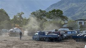 花蓮堰塞湖災害泡水車　暫置大農大富園區（1）馬太鞍溪堰塞湖溢流釀災，災區出現大量泡水車，花蓮縣政府依「災害防救法」權責，統籌協調先將路上毀損車輛拖吊至大農大富平地森林園區停車場集中安置。中央社記者李先鳳攝  114年10月1日