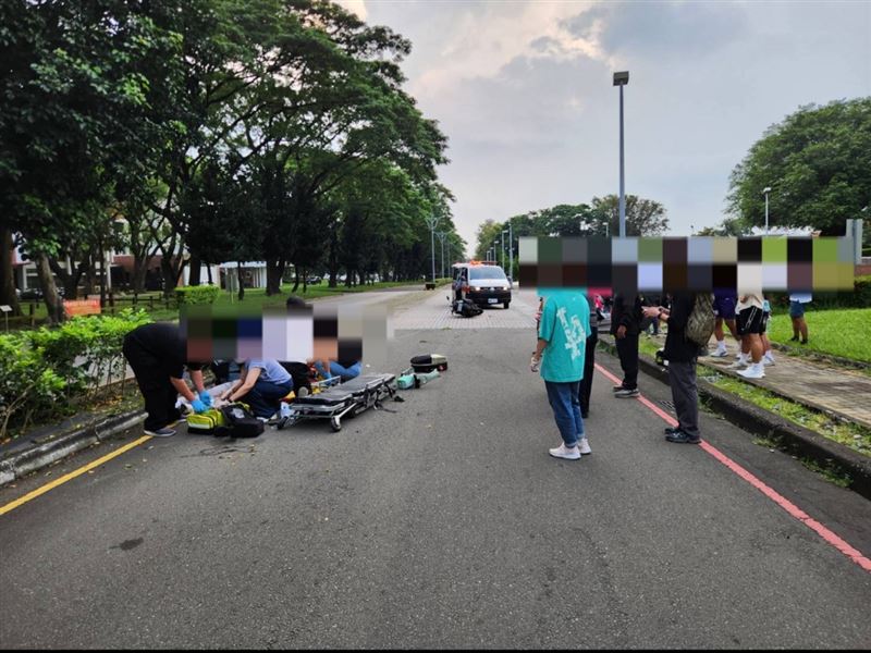 邱姓男大生自撞後，學生也出手相助。（圖／翻攝畫面）