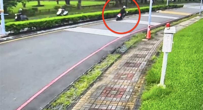 邱姓男大生過彎過不了，自撞路邊。（圖／翻攝畫面）