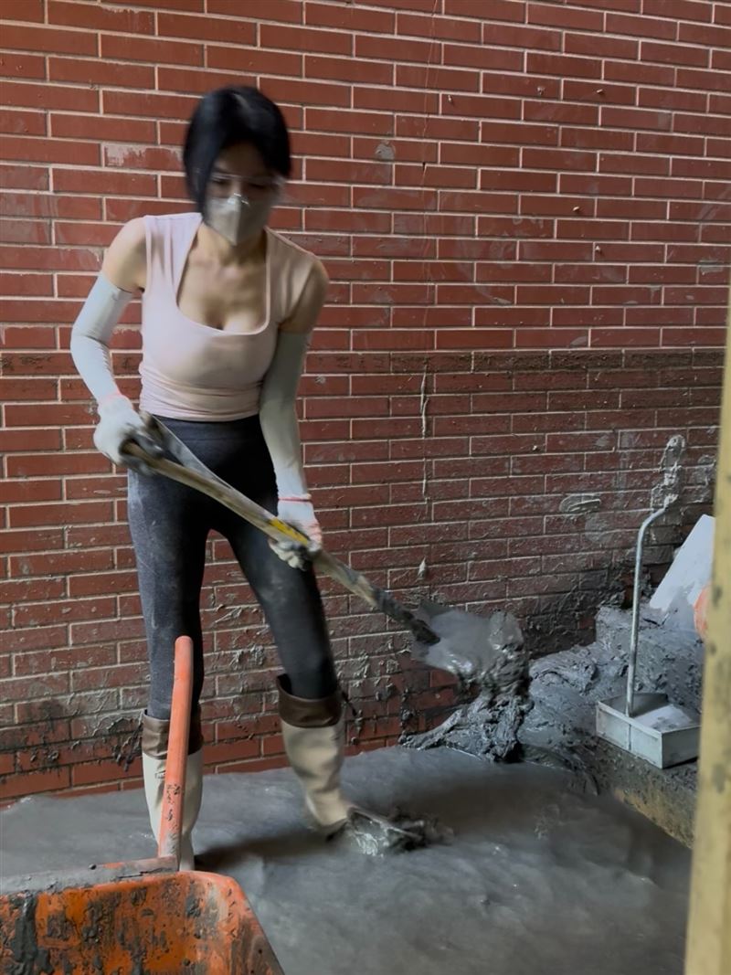 顏翎熹投入救災，化身「鏟子超人」出一份力。（圖／翻攝自Threads@olamolly76）