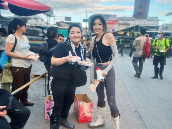 顏翎熹投入救災，化身「鏟子超人」出一份力。（圖／翻攝自Threads@olamolly76）