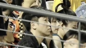 有網友在網路上貼出嘎琳與黃苡峻一同看球的身影。（翻攝自Threads）