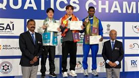 游泳亞錦賽　王冠閎200公尺蝶式摘金2025亞洲水上運動錦標賽在印度舉行，「台灣蝶王」王冠閎（中）1日傳捷報，他在男子200公尺蝶式決賽以1分56秒63技壓群雄奪金。（教練黃智勇提供）中央社記者陳容琛傳真　114年10月1日