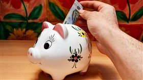 美國政府在關稅政策上的調整，若關稅逐步鬆綁，明年有望迎來「庫存回補潮」，屆時傳產與金融股有機會啟動落後補漲行情，建議投資人可採定期定額策略，投入主動型基金。（示意圖／PIXABAY） 