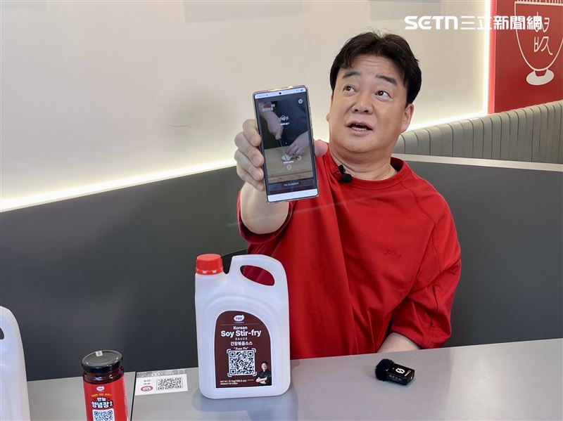 白種元推出一系列韓系醬料，將在網路和台灣各大通路販售。(圖／記者賴俊佑攝影）