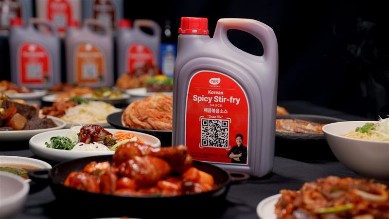 白種元表示只要掃外包裝QR code，就能看到料理影片，跟著做就能還原正宗的韓式料理。(圖／記者賴俊佑攝影）