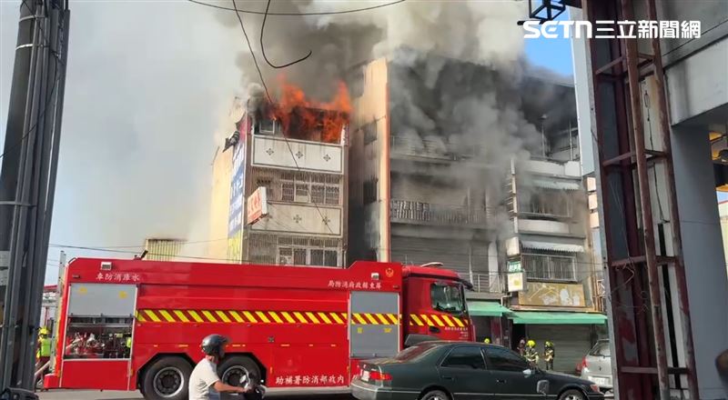 屏東市民生路大火，現場濃煙竄天如蕈菇，住戶急逃生。（圖／記者朱俊傑攝影）