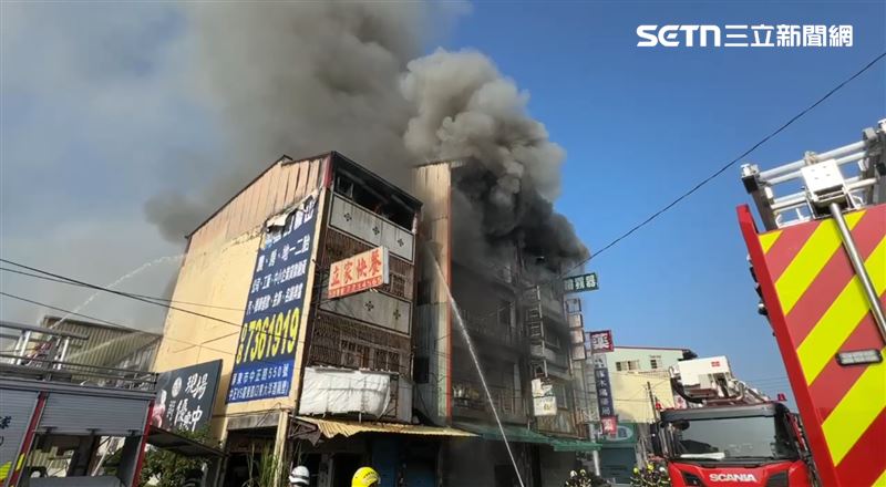 屏東市民生路大火，現場濃煙竄天如蕈菇，住戶急逃生。（圖／記者朱俊傑攝影）