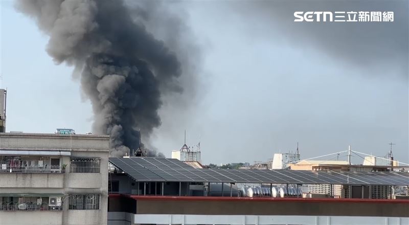 屏東市民生路大火，現場濃煙竄天如蕈菇，住戶急逃生。（圖／記者朱俊傑攝影）