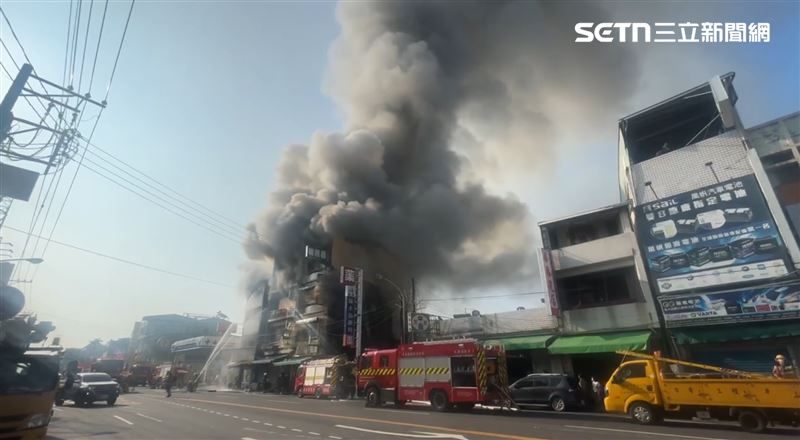 屏東市民生路大火，現場濃煙竄天如蕈菇，住戶急逃生。（圖／記者朱俊傑攝影）