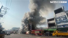 屏東市民生路大火，現場濃煙竄天如蕈菇，住戶急逃生。（圖／記者朱俊傑攝影）