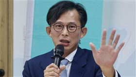 105號碼頭案　黃國昌：吹哨者協會與菱傳媒合作媒體報導民眾黨主席黃國昌培養跟拍集團事件延燒，黃國昌1日比紹，「105號系列碼頭案」從頭到尾就是吹哨者協會調查完成，並與菱傳媒合作，他查案子是不分顏色的。中央社記者張皓安攝　114年10月1日