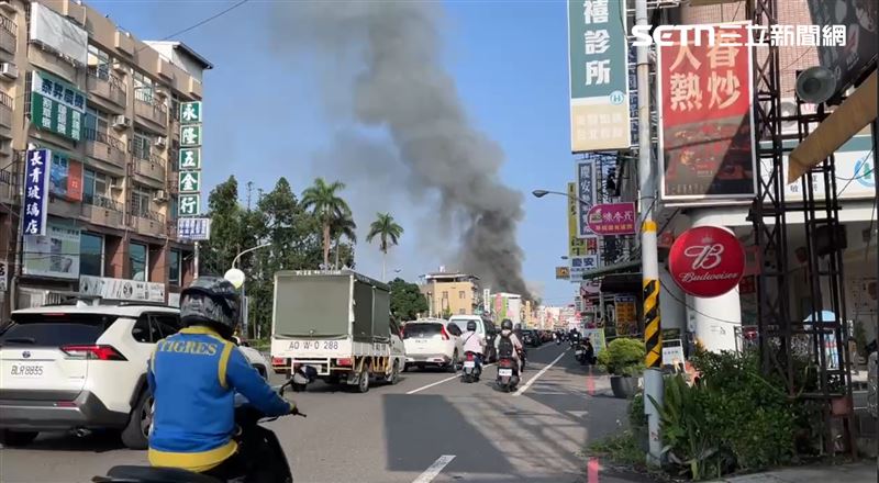 屏東市民生路大火又逢上班時間，導致台一線狂塞。（圖／記者朱俊傑攝影）