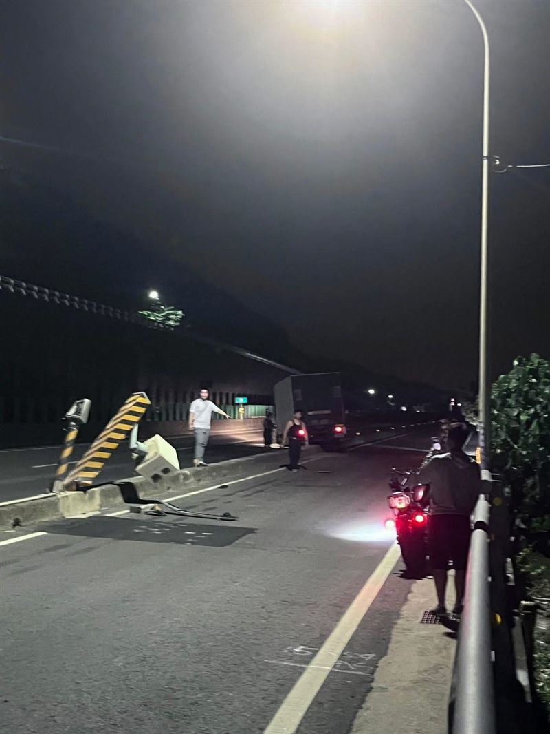 有網友在臉書社團「爆廢公社」貨車撞歪測速照相桿的照片，並寫下「謝謝你貨車超人」7字註解，吸引超過1萬讚數。（圖／翻攝自臉書社團爆廢公社）