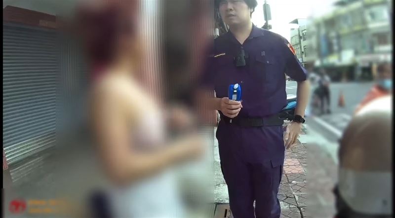 鍾姓婦人酒駕出車禍，員警當場要求她酒測。（圖／翻攝畫面）
