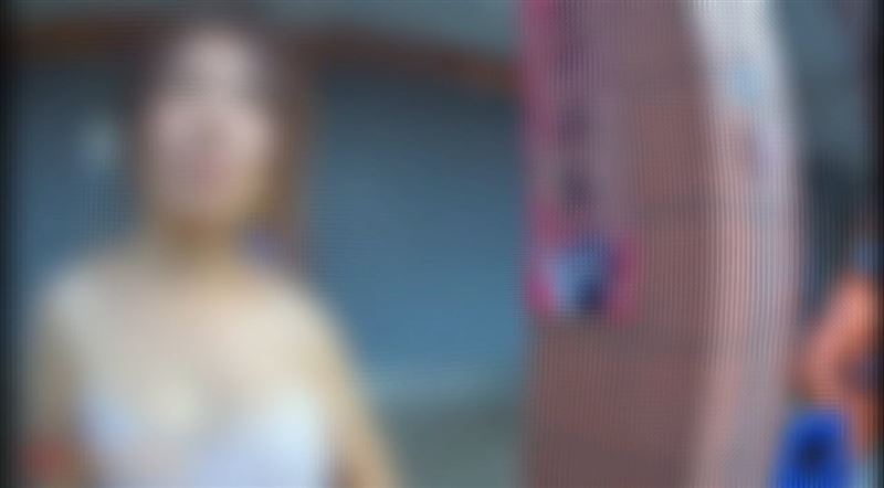 鍾姓婦人以舌頭擋住酒測器，企圖改變數值，員警要求她照規定吹測。（圖／翻攝畫面）