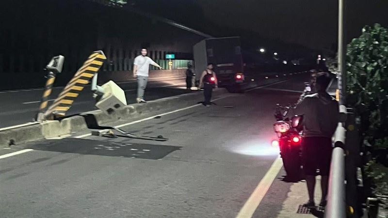 撞歪1物!上萬人感動「謝謝你貨車超人」