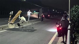 撞歪1物！上萬人感動「謝謝你貨車超人」