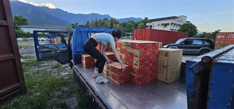 方慧玲的強大力氣，一點都不輸給在場的男志工。（圖／threads)