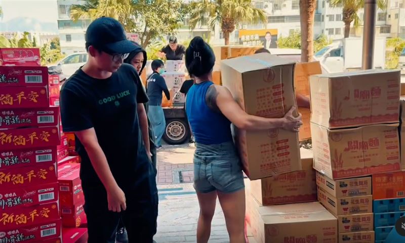 方慧玲超強體力，連一旁的男子的眼神都散發出讚嘆的眼光。（圖／threads)