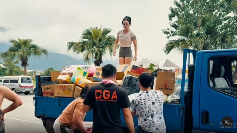 拍攝的網友說，發現這名女志工「從早忙到晚，專注又高效率」，完全難以忽視她的身影。（圖／threads)