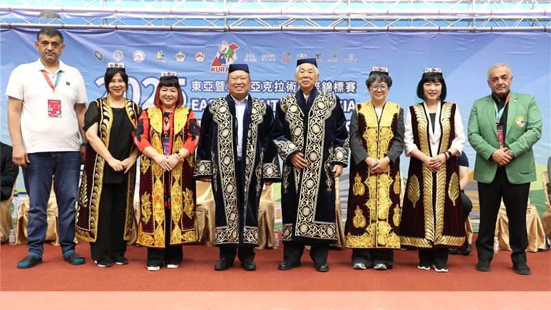 與會嘉賓穿著烏茲別克傳統克拉術道服與IKA秘書長 Reza Nassi（右1）、烏茲別克克拉術協會副理事長Mirzaev Mansur（左1）合影，也成為開幕的一大亮點。（圖／克拉術協會提供）