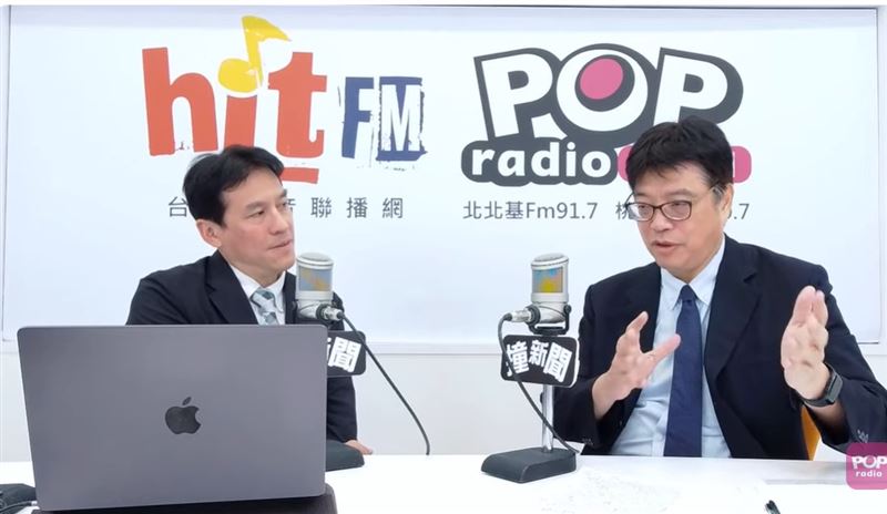 陸委會主委邱垂正（右）今（2）日接受《POP撞新聞》廣播節目主持人黃暐瀚的訪問。（圖／翻攝畫面）