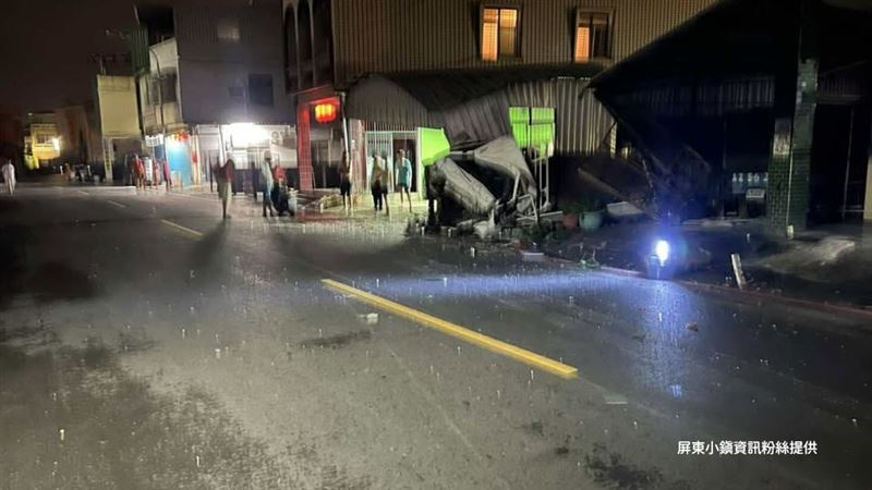沿途波及路旁店舖、路邊停放的車輛，甚至撞斷電線桿。（圖／屏東小鎮資訊提供）