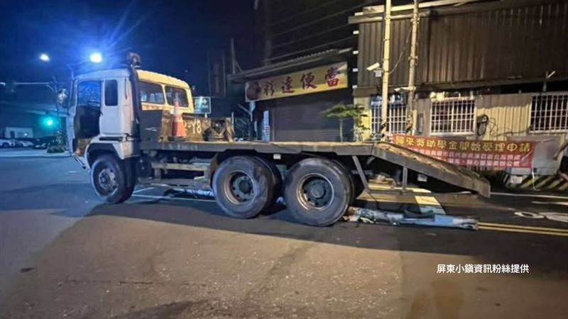 拖板車不明原因衝撞民宅，造成該處嚴重毀損，現場一片狼藉。（圖／屏東小鎮資訊提供）