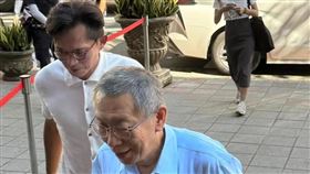 柯文哲臉書今（2）天上午貼出一張黃國昌走在柯文哲身後的照片，並寫道「偶居然真的被跟了」。（圖／翻攝自柯文哲臉書）